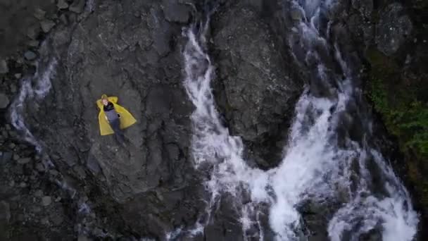 Touristique Détente sur le rocher. Fille reposant sur le rocher et jouissant de la vue — Video