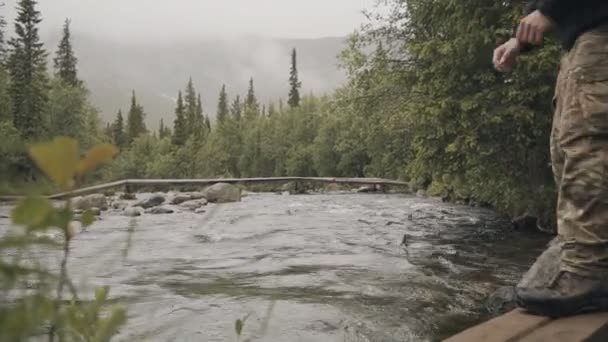 Хакер п'є воду з гірського струмка . — стокове відео