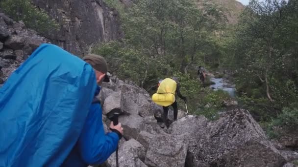 Dağlarda yürüyüş yapan dağcılar. Büyük sırt çantalı bir grup turist Rock Valley 'e gider — Stok video