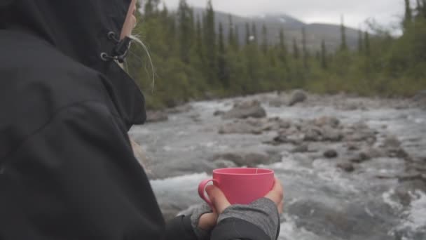 Utazó pihen a természetben a folyó partján a hegyekben — Stock videók