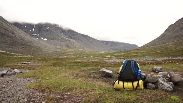 Туристический рюкзак на фоне гор — стоковое видео
