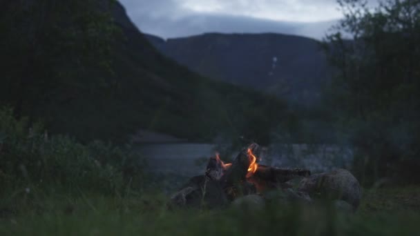Cozy Campfire at nature in mountains. — Stock Video