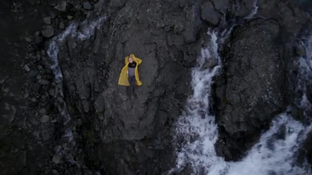 Vue du dessus portrait de belle femme blonde écouter de la musique sur le rock près de cascade . — Video