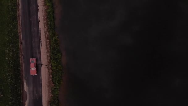 Luftaufnahme eines amerikanischen Oldtimers auf der Straße — Stockvideo