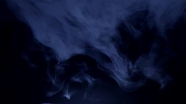Siyah arkaplanda mavi duman