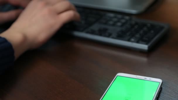 Smartphone de pantalla verde con punto en offic . — Vídeo de stock