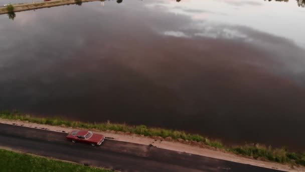 Luftaufnahme eines amerikanischen Oldtimers auf der Straße — Stockvideo