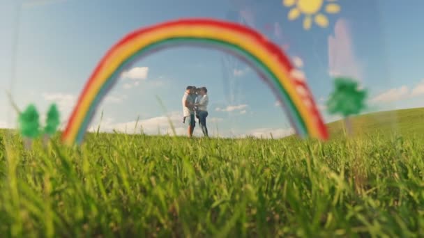 Familie en regenboog op turquoise lucht achtergrond. — Stockvideo