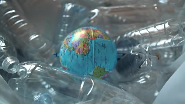 Globus pod plastikowymi butelkami. Żadnego plastikowego pomysłu. Środowisko przyjazne środowisku. — Wideo stockowe