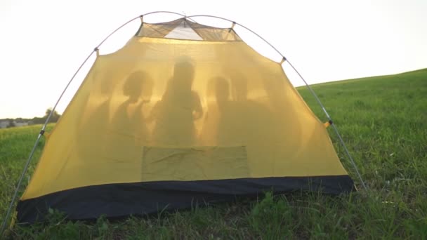 Tenda gialla con silhouette persona . — Video Stock