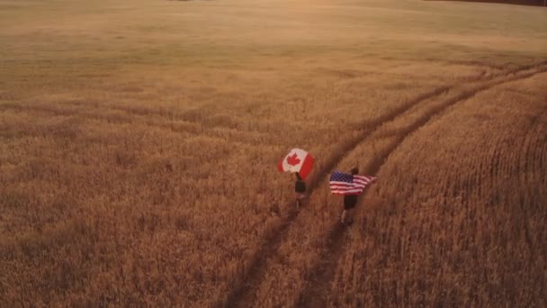 Vista dall'alto della bandiera canadese e della bandiera statunitense accanto ad essa . — Video Stock