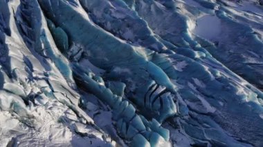 İzlanda 'daki Vatnajokull buzulu ve dağlarının havadan görünüşü