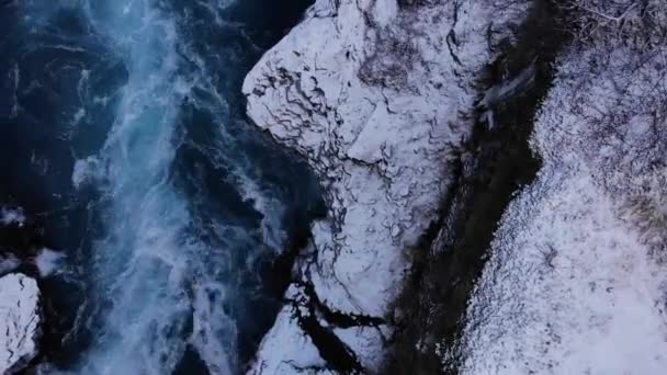 Dron z filmowymi ruchami pokazuje piękny islandzki wodospad — Wideo stockowe
