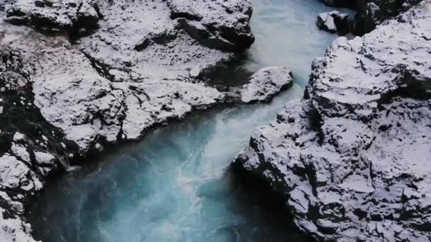 Un drone avec des mouvements cinématographiques montre la belle cascade islandaise — Video