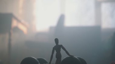 Kereste adam halterde oturuyor.