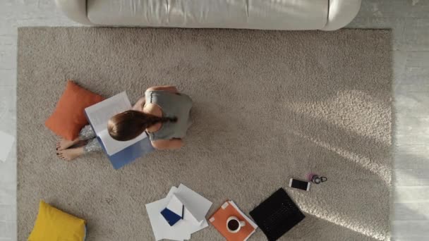 Student z dużą ilością książek i laptopa przygotowuje się do egzaminu w domu. — Wideo stockowe