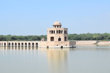 Şeyhupura, Lahore, Pakistan, Hiran Minar, oğlu Şah Cihan için inşa edilen kare kare su tankı ve pavyon merkezidir.
