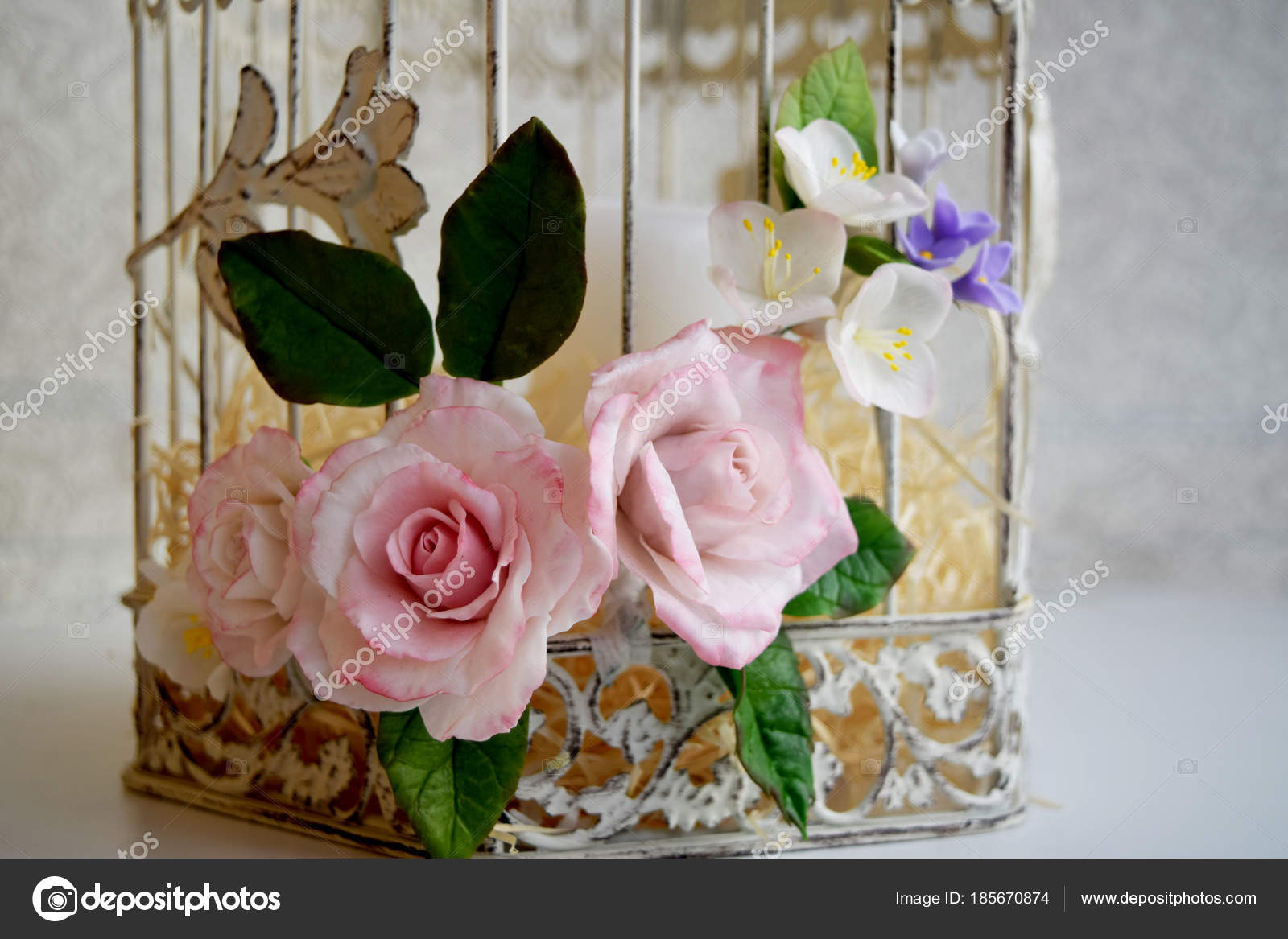 Cage à Oiseaux Avec Des Fleurs De Fleur De Printemps