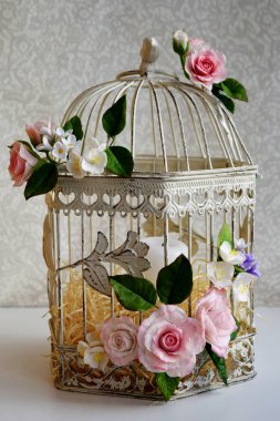 Bahar çiçeği çiçekleri ile kuş kafesi. Düğün süslemeleri.