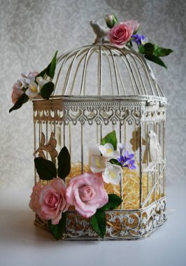 Bahar çiçeği çiçekleri ile kuş kafesi. Düğün süslemeleri.
