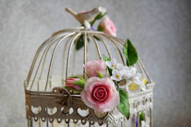 Bahar çiçeği çiçekleri ile kuş kafesi. Düğün süslemeleri.