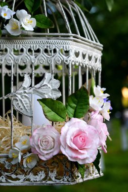 Bahar çiçeği çiçekleri ile kuş kafesi. Düğün süslemeleri.