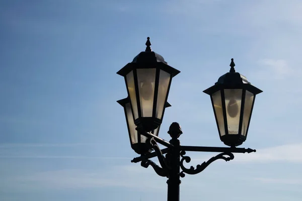 Straßenlaterne gegen den blauen Himmel — Stockfoto