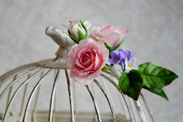 Fågelbur med våren blomma blommor. Bröllop dekorationer. — Stockfoto