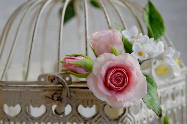 Jaula para pájaros con flores de primavera. Decoraciones de boda . —  Fotos de Stock