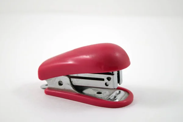 pembe zımba üzerinde beyaz izole