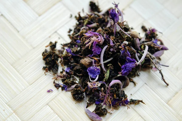 Bir ahşap tahta üzerinde güzel kokulu bitki çayı. Epilobium.