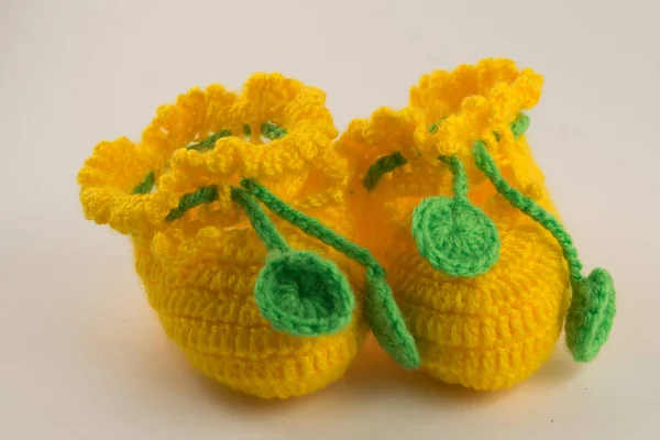 Sarı ve Yeşil Bebek Patiği.