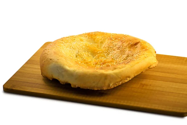 Pão de pita fresco em tábua de madeira isolada sobre fundo branco — Fotografia de Stock