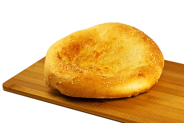 Čerstvý pita chléb na dřevěné desce izolovaných na bílém pozadí — Stock fotografie
