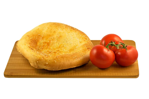 Pão de pita e tomates em tábua de madeira isolada sobre fundo branco — Fotografia de Stock