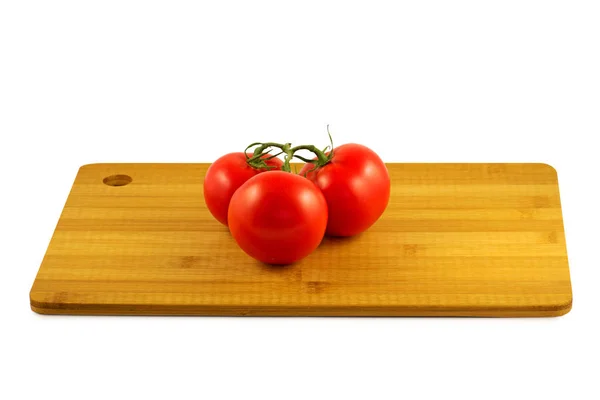 Tomates sobre tabla de madera aislados sobre fondo blanco — Foto de Stock