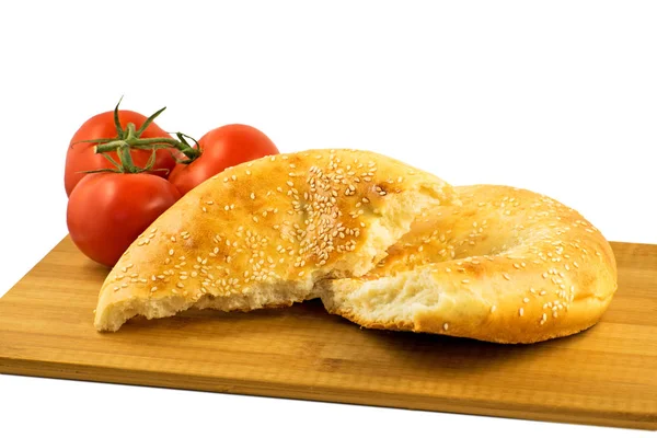 Pan de pita y tomates sobre tabla de madera aislada sobre fondo blanco —  Fotos de Stock