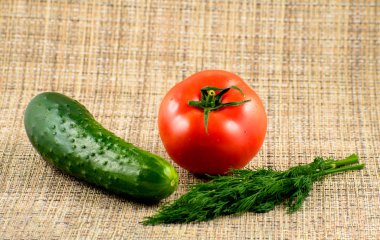 Domates, salatalık ve masanın üzerine dereotu