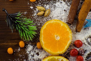 Yemek. Noel pişirme: un sapılmak donmuş bir kara tahta üzerinde yapılan köknar ağacı.