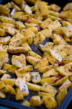 Bir fırın tepsisine otlar ile sıcak baharatlı patates kapatın.