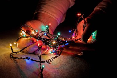 Eller şaşırtıcı garland ışıkları. Noel ve yeni yıl garland el tonlama ışıklar.