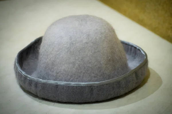 Sombrero de fieltro en la mesa listo para la venta . — Foto de Stock