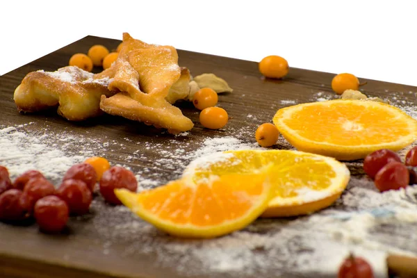 Koken. Kerst bakken: fir tree gemaakt van bloem op een donkere bord, bevroren berrys. — Stockfoto