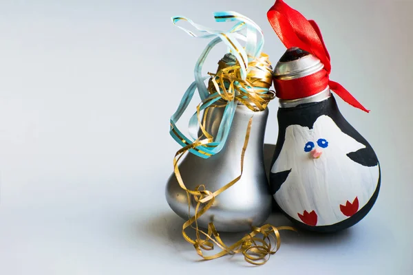 Noel süsleri. Yılbaşı oyuncakları: penguen ve beyaz zemin üzerine armut. Mutlu Noeller ve mutlu yeni yıl.