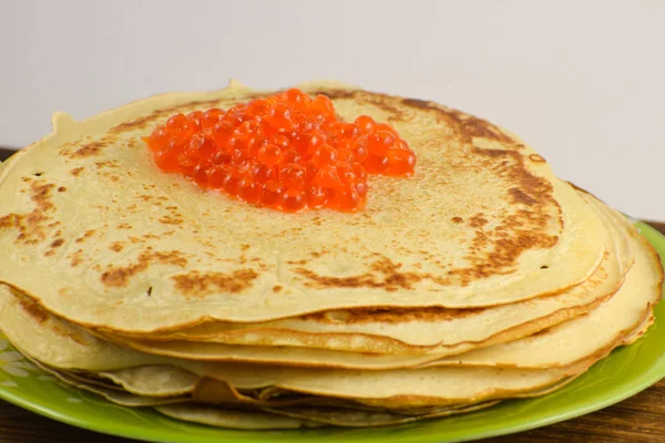 Traditional Russian pancakes with red caviar — Stock Photo, Image