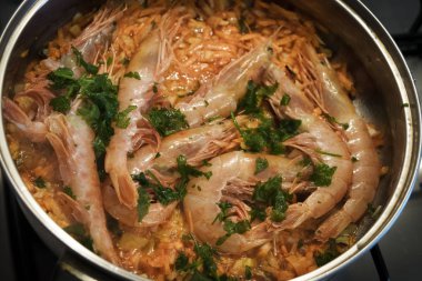 Hint karides biriani. Karides ve baharatlar ile pirinç