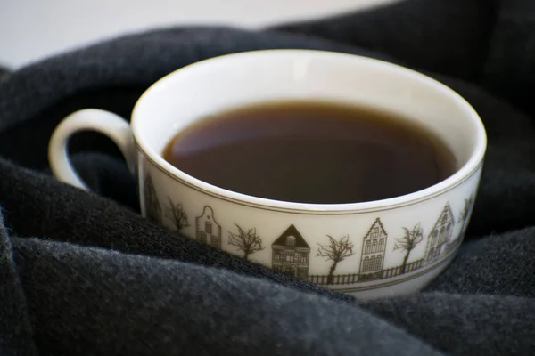 Уютный мягкий серый шарф с чашкой кофе — стоковое фото