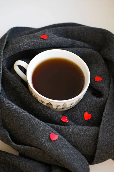 Mysiga mjuka grå halsduk med en kopp kaffe. Morgon. Alla hjärtans dag. — Stockfoto