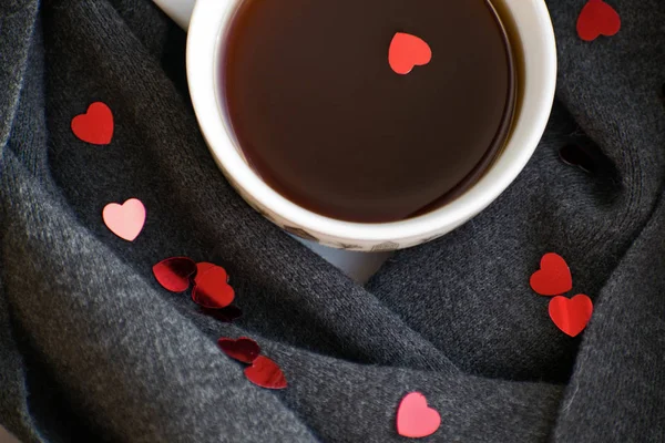 Mysiga mjuka grå halsduk med en kopp kaffe. Morgon. Alla hjärtans dag — Stockfoto