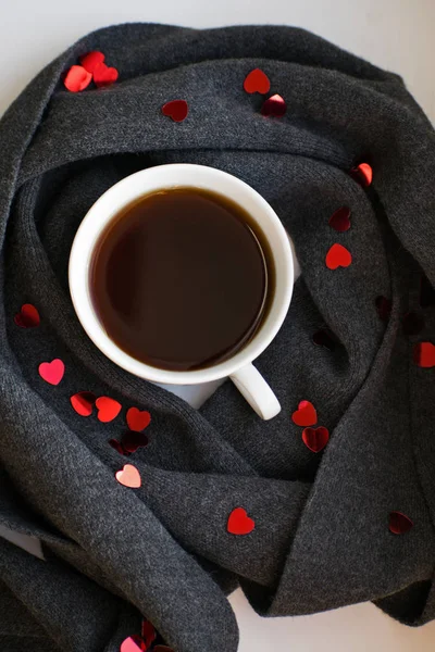 Bir fincan kahve ile rahat yumuşak gri eşarp. Sabah. Sevgililer günü — Stok fotoğraf